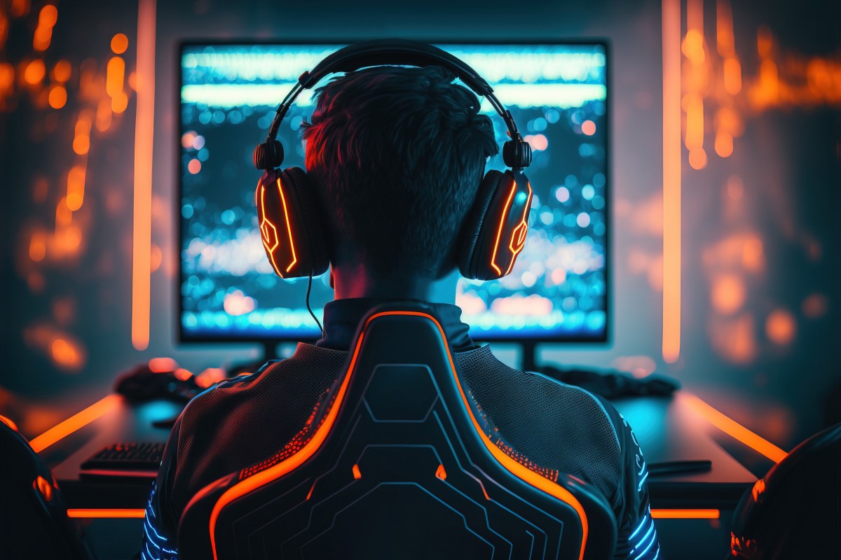 Gamer mit Headset vor Monitor