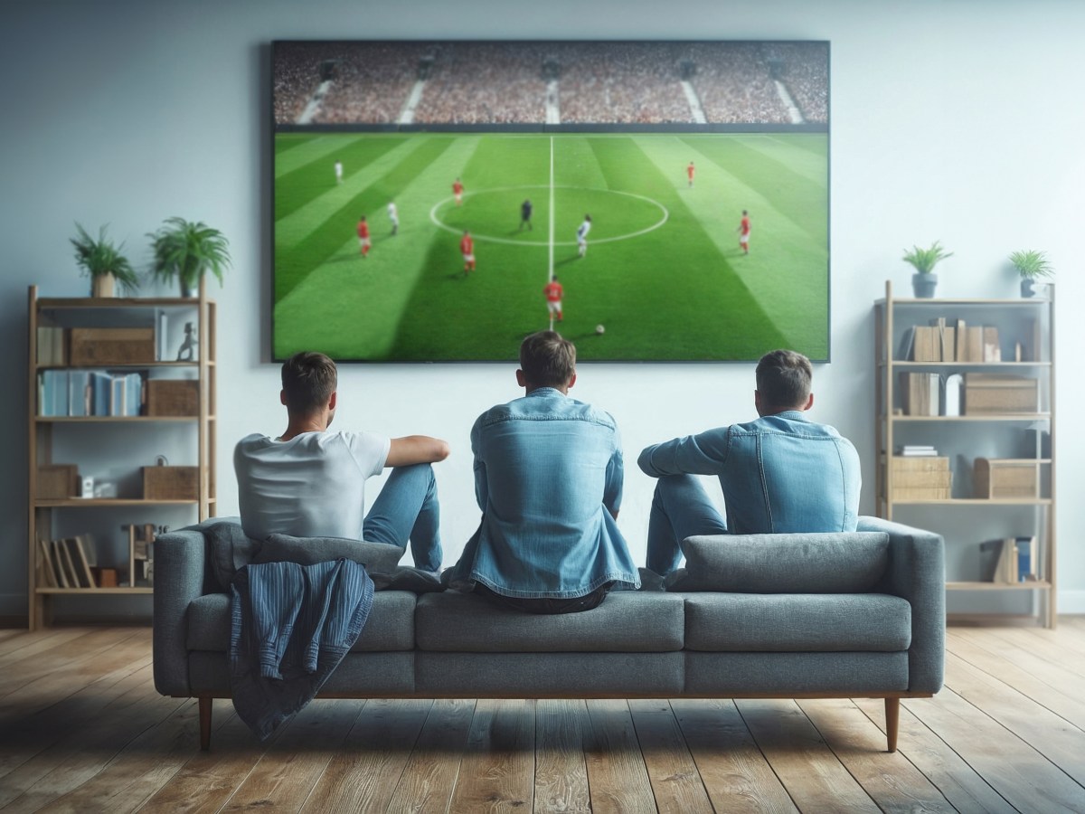 Fernseher an Wand und Menschen gucken Fußball