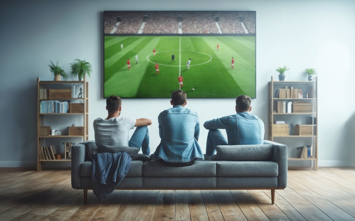 Fernseher an Wand und Menschen gucken FuÃŸball