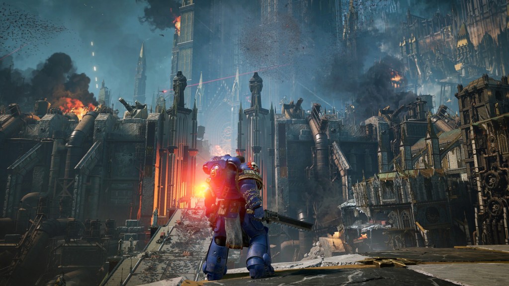 Screenshot aus Warhammer 40.000: Space Marine 2. Zu sehen ist Protagonist Titus, der auf eine Brücke voller Tyraniden blickt.