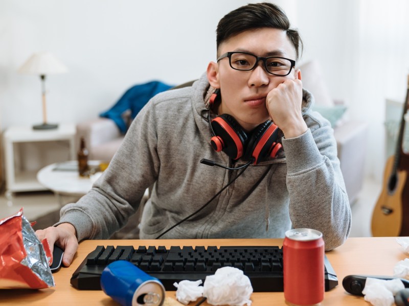 Mann sitzt gelangweilt vor seinem PC.