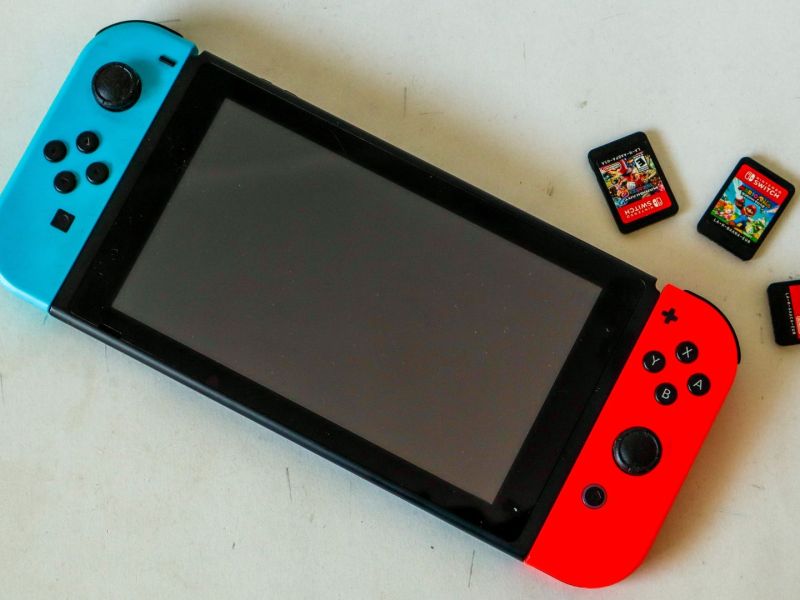 Nintendo Switch-Konsole mit drei Spielen