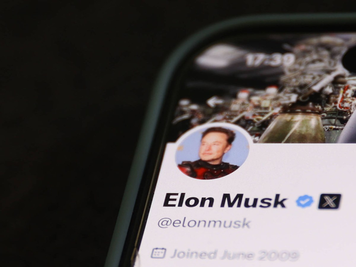 Abfotografiertes Handy, auf dem das Twitter/X-Profil von Elon Musk zu sehen ist. Copyright: xJakubxPorzyckix