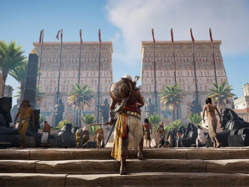 Bild zu Assassin's Creed Origins vor altem Ã¤gyptischen GebÃ¤ude