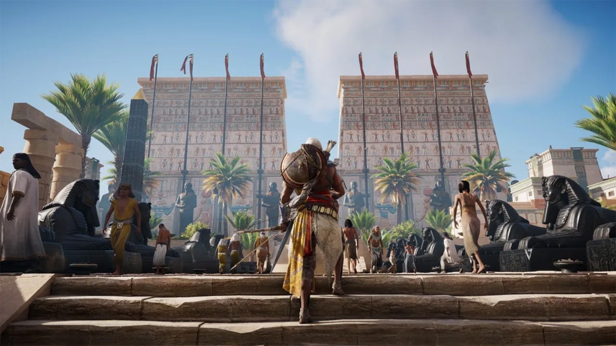 Bild zu Assassin's Creed Origins vor altem Ã¤gyptischen GebÃ¤ude