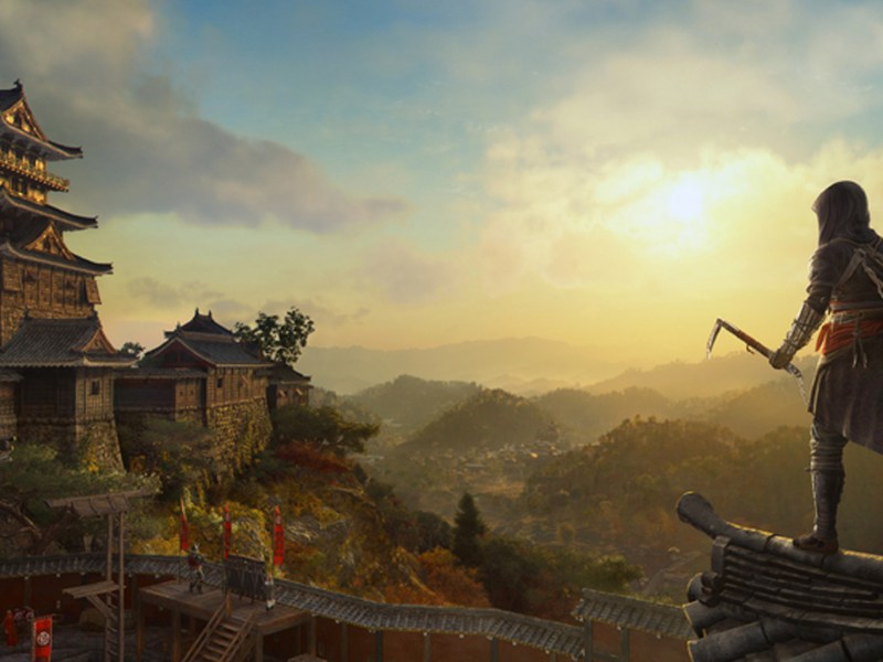 Screenshot aus Assassin's Creed Shadows, in der Protagonistin auf eine Burg schaut.