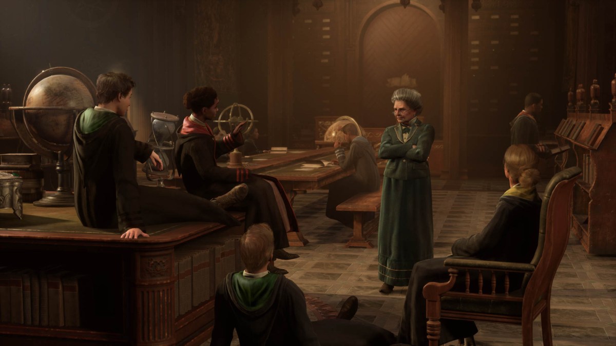 Screenshot aus Hogwarts Legacy. Zu sehen ist eine Schulklasse und eine Professorin.