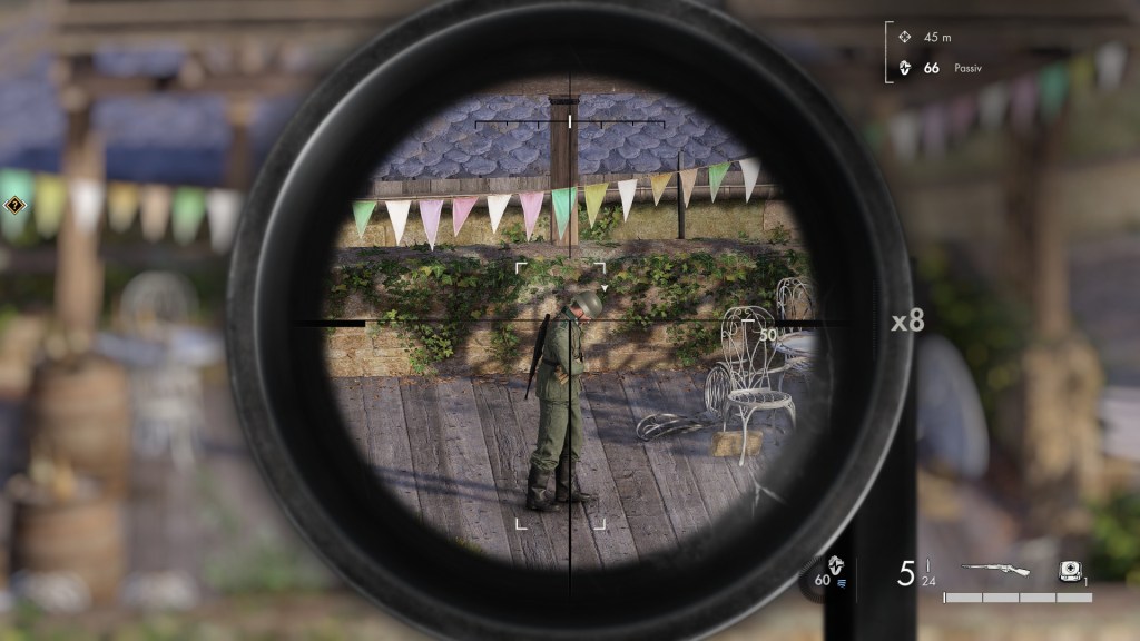 Screenshot aus dem Test von Sniper Elite Resistance. Zu sehen ist der Blick durch ein Scharfschützenvisier auf einen Feind, der gerade einen Apfel isst.